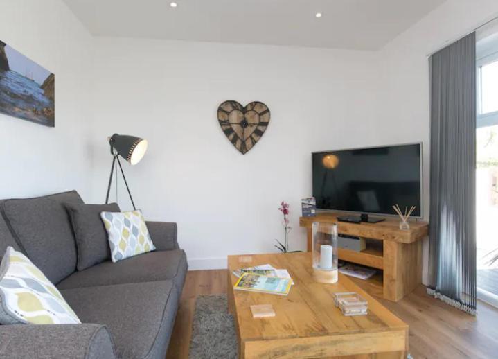 Adorable 1 Bedroom Country Cottage Bodewryd Экстерьер фото